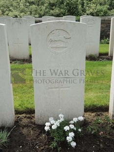 BROWN'S ROAD MILITARY CEMETERY, FESTUBERT - WOODLAND, T