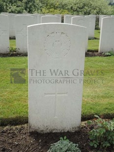 BROWN'S ROAD MILITARY CEMETERY, FESTUBERT - YOUNG, J