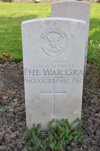 RUE-PETILLON MILITARY CEMETERY, FLEURBAIX - BENNETT, A H G