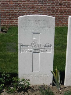 RUE-PETILLON MILITARY CEMETERY, FLEURBAIX - BRADDER, V