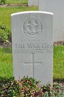 RUE-PETILLON MILITARY CEMETERY, FLEURBAIX - CAMFFERMAN, A