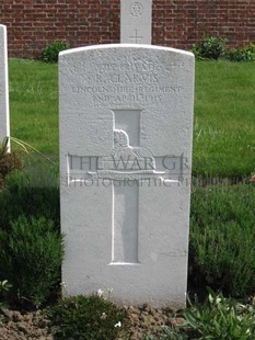 RUE-PETILLON MILITARY CEMETERY, FLEURBAIX - CLARVIS, R