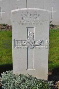 RUE-PETILLON MILITARY CEMETERY, FLEURBAIX - CLOSE, H F
