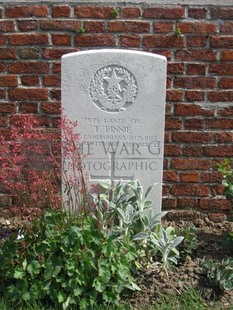 RUE-PETILLON MILITARY CEMETERY, FLEURBAIX - FINNIE, T