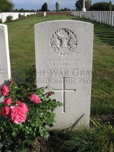 RUE-PETILLON MILITARY CEMETERY, FLEURBAIX - FOWLIS, J