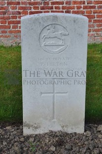 RUE-PETILLON MILITARY CEMETERY, FLEURBAIX - HILTON, P