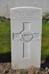RUE-PETILLON MILITARY CEMETERY, FLEURBAIX - HUNT, ALBERT EDWARD