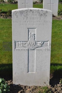 RUE-PETILLON MILITARY CEMETERY, FLEURBAIX - HUNT, T B