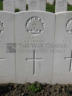 RUE-PETILLON MILITARY CEMETERY, FLEURBAIX - HUXLEY, S L