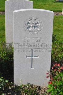 RUE-PETILLON MILITARY CEMETERY, FLEURBAIX - LEACH, J C