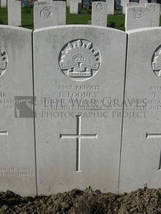 RUE-PETILLON MILITARY CEMETERY, FLEURBAIX - LOONEY, LINCOLN