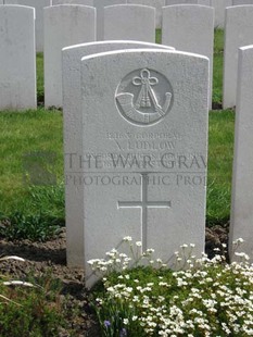RUE-PETILLON MILITARY CEMETERY, FLEURBAIX - LUDLOW, A