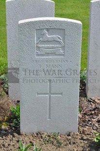 RUE-PETILLON MILITARY CEMETERY, FLEURBAIX - MANN, T
