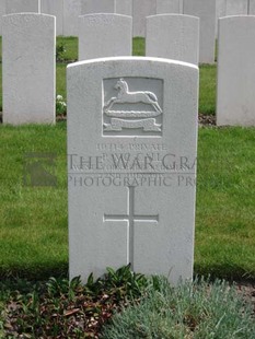 RUE-PETILLON MILITARY CEMETERY, FLEURBAIX - McCALL, P
