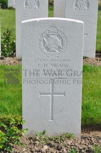 RUE-PETILLON MILITARY CEMETERY, FLEURBAIX - MEADS, P H