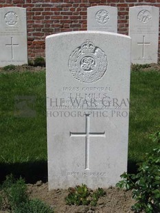 RUE-PETILLON MILITARY CEMETERY, FLEURBAIX - MILLS, JOSEPH HENRY