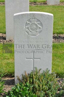 RUE-PETILLON MILITARY CEMETERY, FLEURBAIX - MOODY, HERBERT