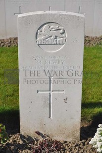 RUE-PETILLON MILITARY CEMETERY, FLEURBAIX - NEWBY, M