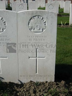 RUE-PETILLON MILITARY CEMETERY, FLEURBAIX - PILVEN, HAMILTON