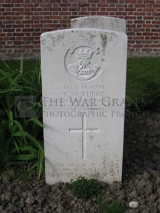 RUE-PETILLON MILITARY CEMETERY, FLEURBAIX - RUDGE, THOMAS WILLIAM
