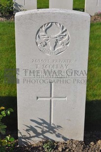 RUE-PETILLON MILITARY CEMETERY, FLEURBAIX - SCOLLAY, T