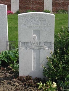 RUE-PETILLON MILITARY CEMETERY, FLEURBAIX - SHORTT, F A