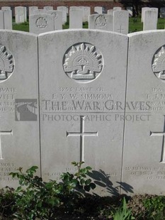 RUE-PETILLON MILITARY CEMETERY, FLEURBAIX - SIMMONS, EDWARD YARRAM WINCHELSEA