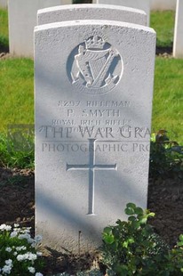 RUE-PETILLON MILITARY CEMETERY, FLEURBAIX - SMYTH, P
