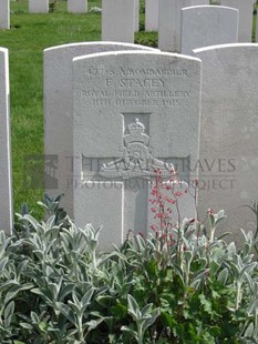 RUE-PETILLON MILITARY CEMETERY, FLEURBAIX - STACEY, F