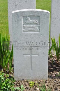 RUE-PETILLON MILITARY CEMETERY, FLEURBAIX - SYKES, GERALD WOLRYCHE