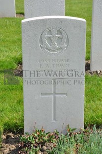 RUE-PETILLON MILITARY CEMETERY, FLEURBAIX - TOWN, P A