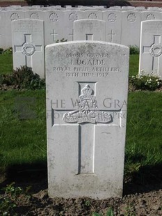 RUE-PETILLON MILITARY CEMETERY, FLEURBAIX - UGALDE, J