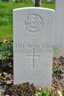 RUE-PETILLON MILITARY CEMETERY, FLEURBAIX - VINCE, F