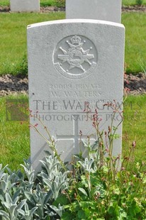 RUE-PETILLON MILITARY CEMETERY, FLEURBAIX - WALTERS, W