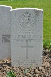 RUE-PETILLON MILITARY CEMETERY, FLEURBAIX - WELLER, C G