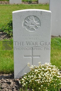 RUE-PETILLON MILITARY CEMETERY, FLEURBAIX - WELLS, F