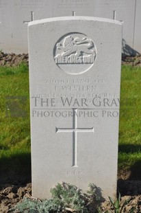 RUE-PETILLON MILITARY CEMETERY, FLEURBAIX - WESTERN, J