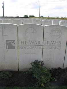 HARINGHE (BANDAGHEM) MILITARY CEMETERY - DOOLLEY, T