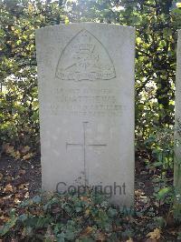 Combles Communal Cemetery Extension - Matthews, Thomas