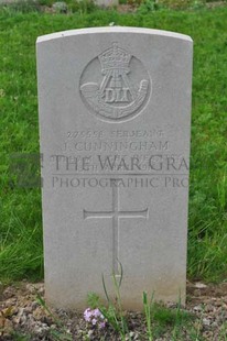 LE GRAND HASARD MILITARY CEMETERY, MORBECQUE - CUNNINGHAM, J