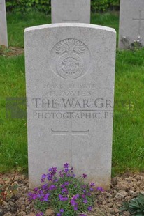 LE GRAND HASARD MILITARY CEMETERY, MORBECQUE - DAVIES, H