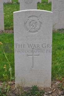LE GRAND HASARD MILITARY CEMETERY, MORBECQUE - FEARNLEY, JOHN HORACE