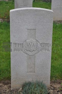 LE GRAND HASARD MILITARY CEMETERY, MORBECQUE - FUSSEY, LEONARD