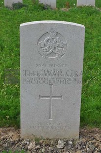 LE GRAND HASARD MILITARY CEMETERY, MORBECQUE - GIBBS, ROBY
