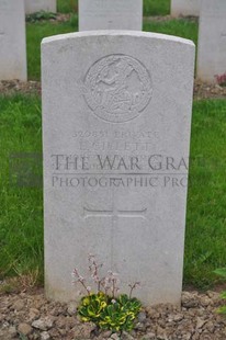 LE GRAND HASARD MILITARY CEMETERY, MORBECQUE - GILLETT, ELI