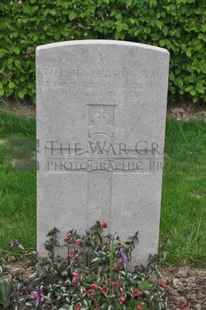 LE GRAND HASARD MILITARY CEMETERY, MORBECQUE - HENDERSON, THOMAS HENRY