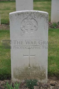 LE GRAND HASARD MILITARY CEMETERY, MORBECQUE - HOLFORD, HUGH FUNNELL