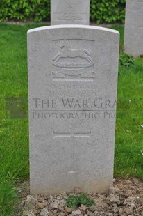 LE GRAND HASARD MILITARY CEMETERY, MORBECQUE - LLOYD, H V
