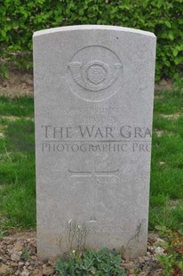 LE GRAND HASARD MILITARY CEMETERY, MORBECQUE - LOVICK, ROLAND