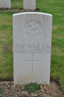 LE GRAND HASARD MILITARY CEMETERY, MORBECQUE - LUCK, DENNIS EDWARD